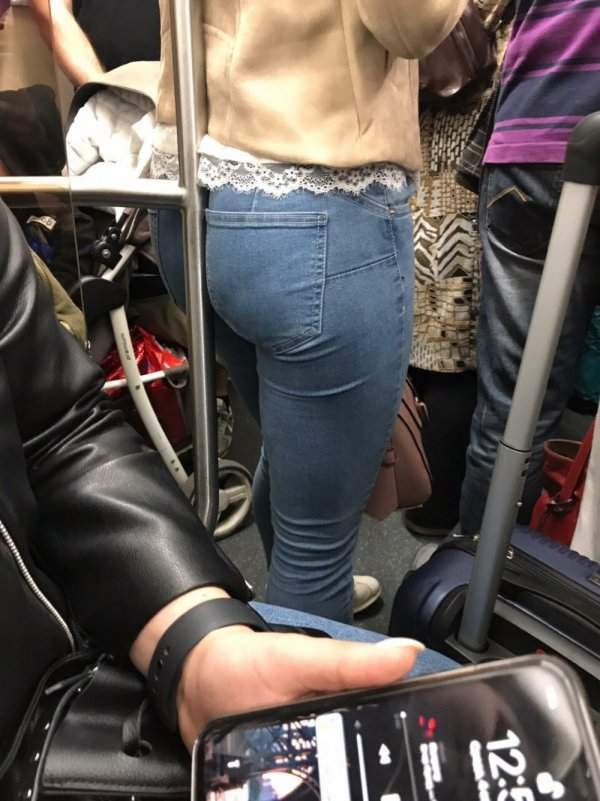 девушка в джинсах
