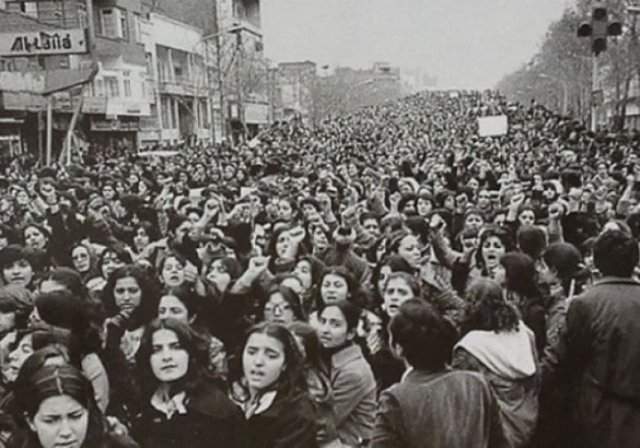 Женщины, возражающие принудительному ношению хиджаба в Иране спустя дни после исламской революции, 1979.