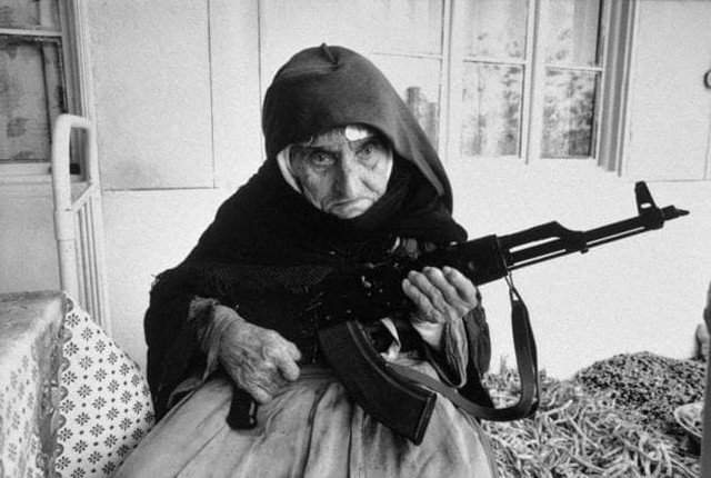 106-летняя армянская женщина защищает свой дом с AK-47 в руках, 1990 год