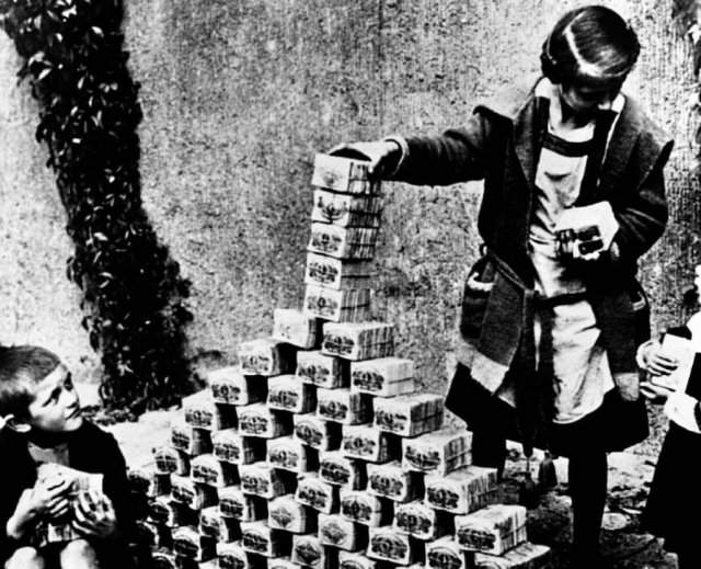 Дети играют пачками денег в период гиперинфляции. Германия, 1922 год.
