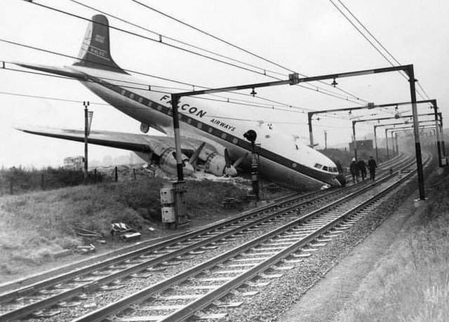 Самолет упал на рельсы в Великобритании. Никто не погиб 10 октября 1960 года.