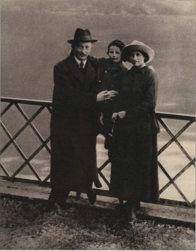 Российский революционер польского происхождения, основатель и глава ВЧК Феликс Дзержинский с женой Софьей и сыном Яном в Лугано. Швейцария, октябрь 1918 года.