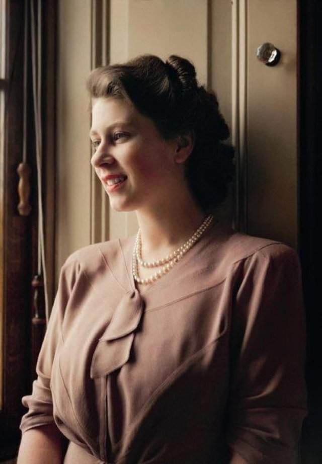 20-летняя принцесса Елизавета, в гостиной в Букингемского дворца, 19 июля 1946 года.