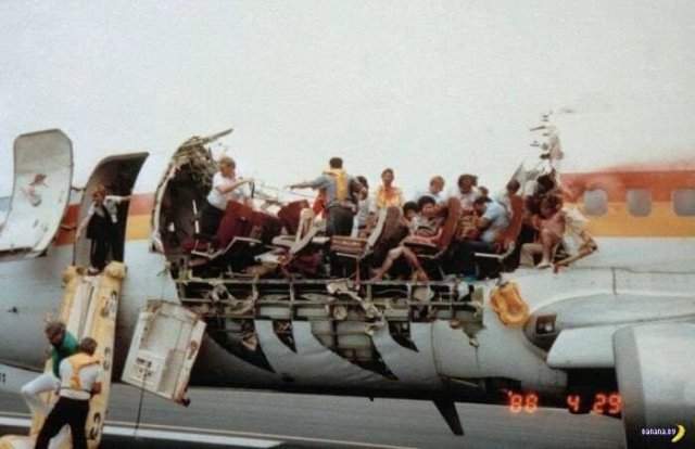 Срыв крыши у самолёта рейса 243 — хороший пример, зачем надо быть пристёгнутым в течении всего полёта. Происшествие с Boeing 737 над Кахулуи, 28 апреля 1988 года.
