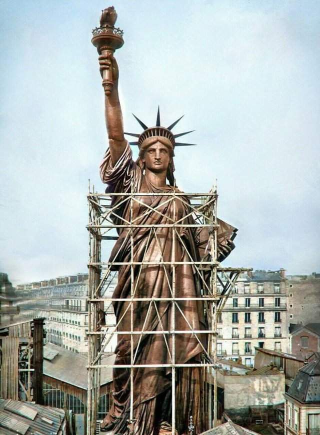 Так выглядела Статуя свободы в Париже в 1886 г., до ее перевоза в США и покрытия зеленой патиной от окисления.