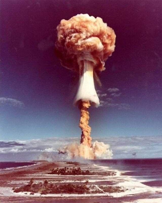 Французские ядерные испытания на атолле Муруроа во Французской Полинезии, 1971 год