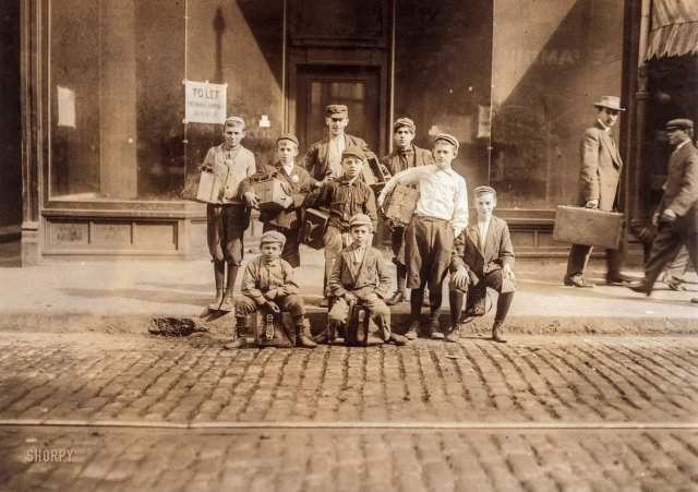 Группа чистильщиков обуви на Боудойн-сквер (популярная работа для несовершеннолетних). Бостон, Массачусетс. Октябрь 1909 года.
