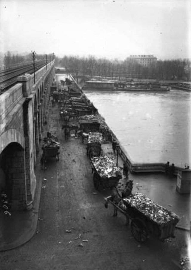 Сброс городского мусора в реку Сену, Париж, 1910 г.