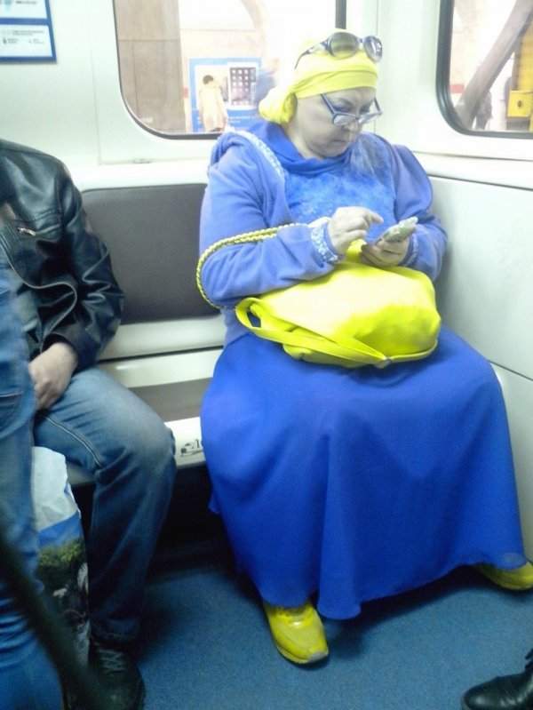 женщина в сине-жёлтой одежде