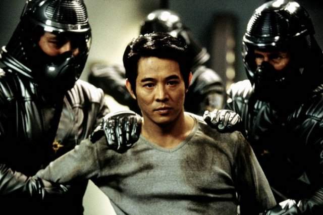 Джет Ли в серой футболке - кадр из фильма