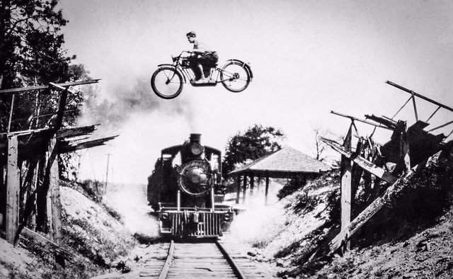 Экстремальный прыжок на мотоцикле, 1922 год.