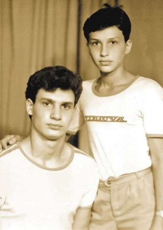 Бpaтья Виталий и Влaдимир Кличко в детстве. Кaзахстан. 1980-e