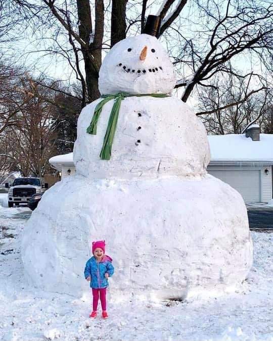 Интересного сколько народу трудилось над этим снеговиком