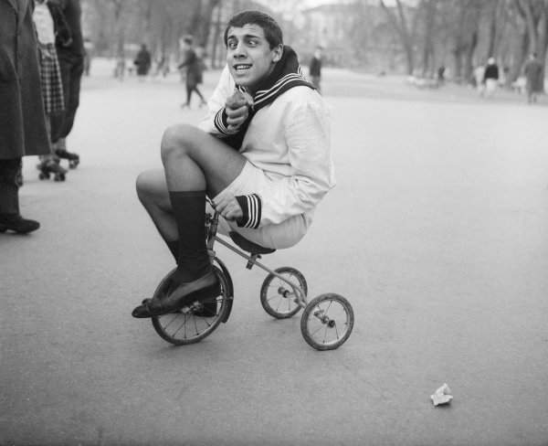 Адриано Челентано на трёхколёсном велосипеде, 1956 год