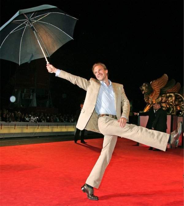 Рейф Файнс с зонтиком на красной ковровой дорожке
