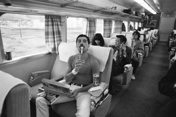 Фредди Меркьюри едет в поезде во время тура Queen по Японии