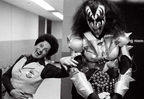Джин Симмонс и его мама за кулисами концерта группы Kiss, 1977 год