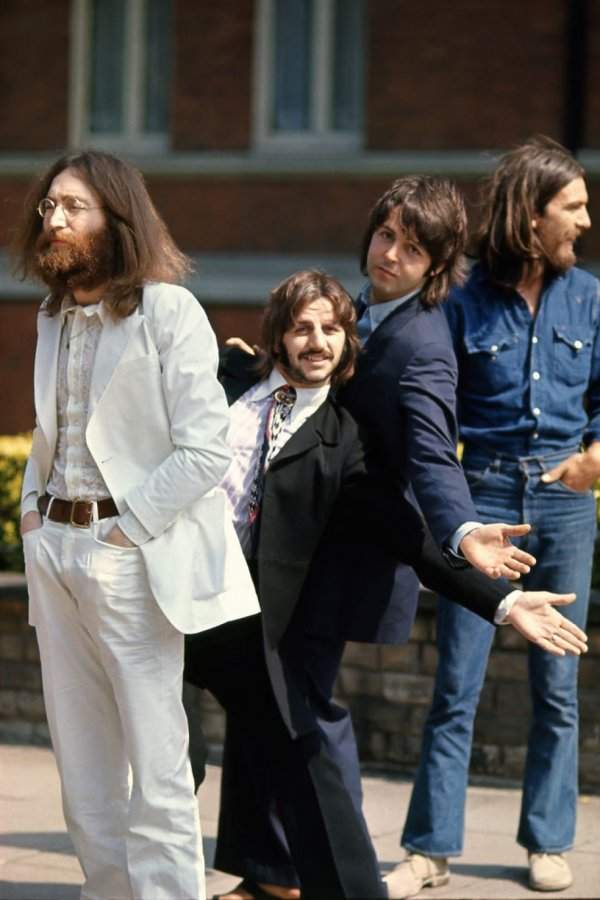 Ринго Старр и Пол Маккартни дурачатся перед тем как сделать знаменитый снимок на Abbey Road, 1969 год