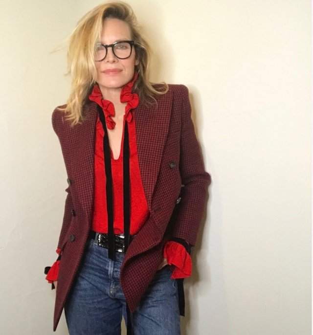 Мишель Пфайффер в красной кофте и бардовом пиджаке