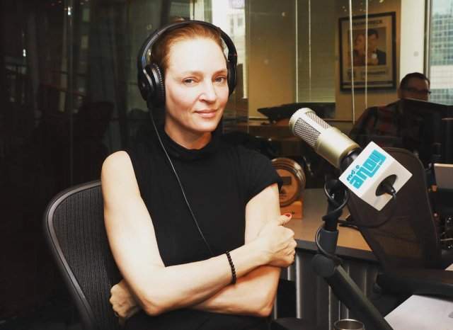 Ума Турман дает интервью на радио