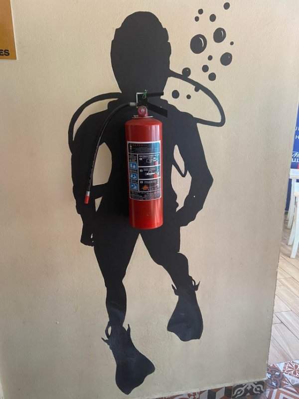 Ресторан нашёл решение, как красиво вписать огнетушитель в интерьер