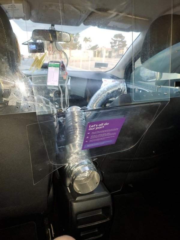 Такси, в котором соблюдаются меры предосторожности и пассажир получает воздух из кондиционера