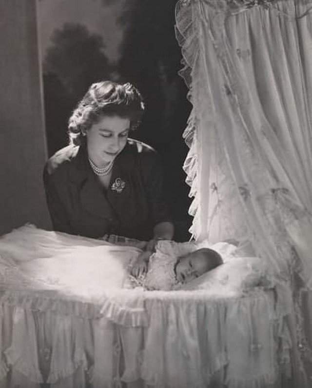 Eлизавета с принцем Чapльзом, 1948 год.