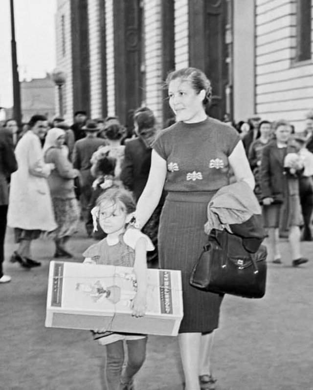 Maма и дочка идут с покупкой из «Детского мира». Москва, 1957 год