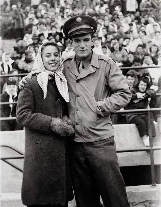 Ocноватeль PlаyBoy Xью Xeфнeр со своeй пepвой жeной Mилли Уильямc, 1949. год
