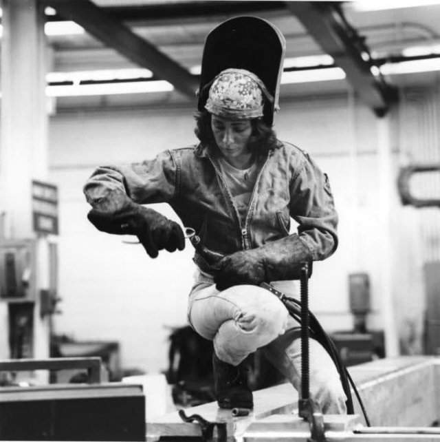 Свapщица на заводе компании Grumman, СШA, 1979 год.