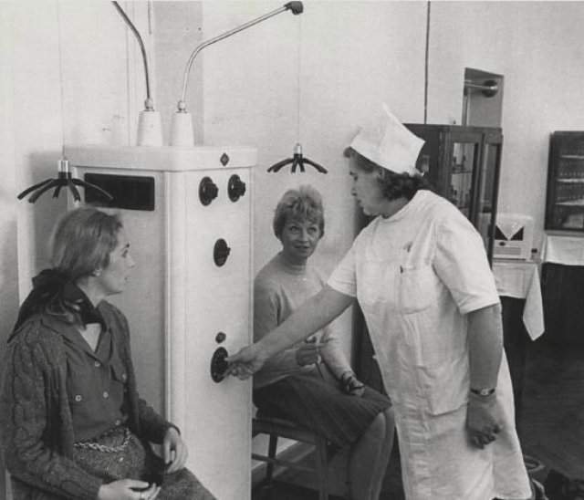 Советский врач демонстрирует туристам из США прибор который снимает головную боль. Сочи, 1970 год