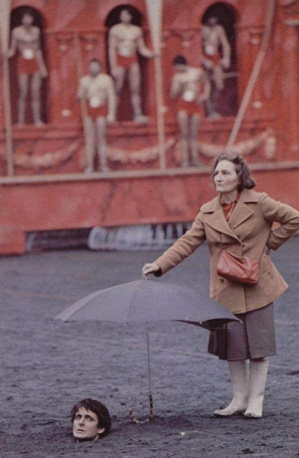 Ассистентка держит зонтик над головой актёра на съёмках «Калигулы» 1976 года