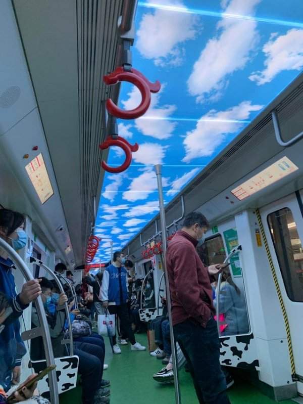 В этом поезде метро облака на потолке выглядят как небо