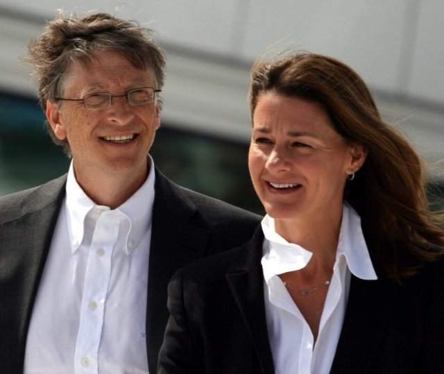 Билл Гейтс разводится с Мелиндой Гейтс после 27 лет брака: в черном пиджаке и белой рубашке