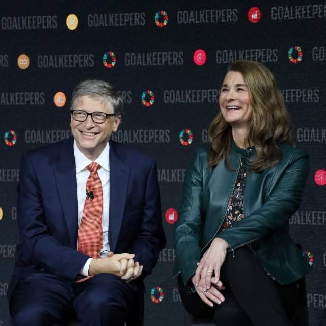 Билл Гейтс разводится с Мелиндой Гейтс после 27 лет брака в черном пиджаке и Мелинад в зеленой кофте