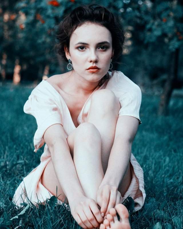 Девушка Саши Петрова Стася Милославская в белом платье
