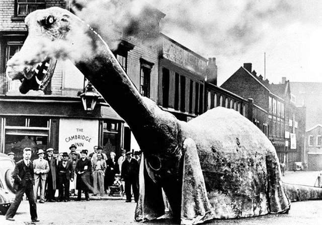 Один из первых передвижных динозавров на карнавале в Бирмингеме, Великобритания, 1938 год.