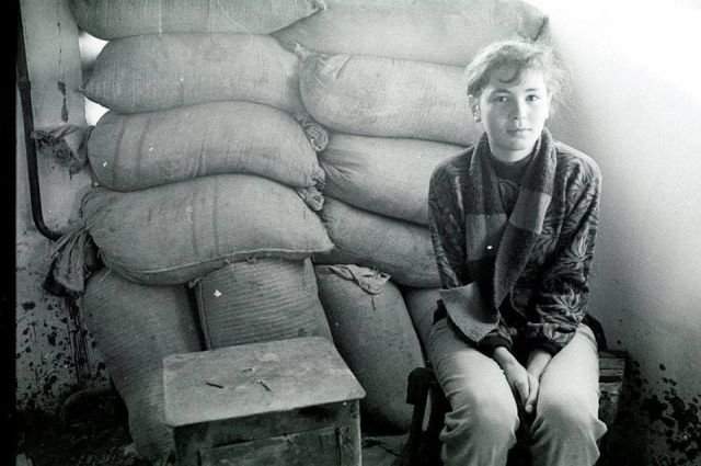 Местная жительница у баррикад. Цхинвал. Южная Осетия. 1991 год.