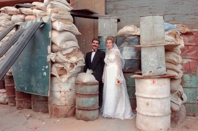 Пара в день свадьбы позирует возле своего дома. Восточный Бейрут, Ливан, 1989 г.