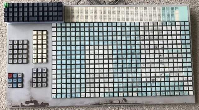 Японская клавиатура с 542 клавишами для набора текстов с иероглифами. 1989 год.