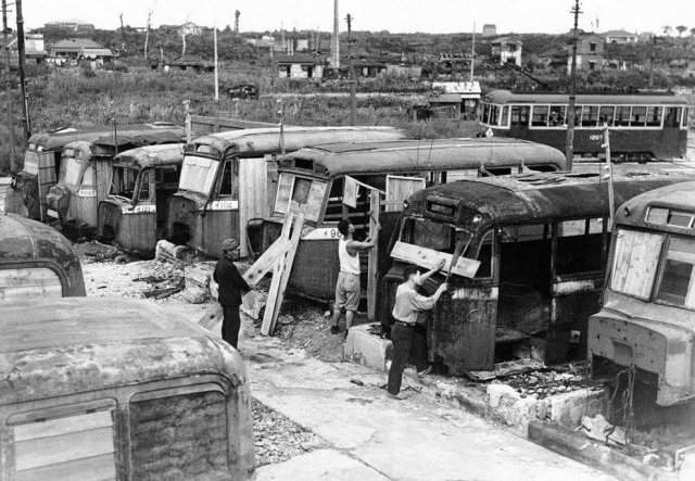 Разбитые автобусы восполняли острую нехватку жилья в Токио. Япония. 2 октября 1946 года.