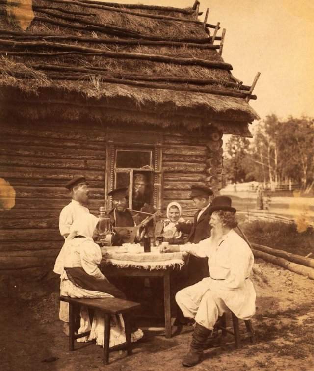 Русские крестьяне за столом, начало 20-го века.