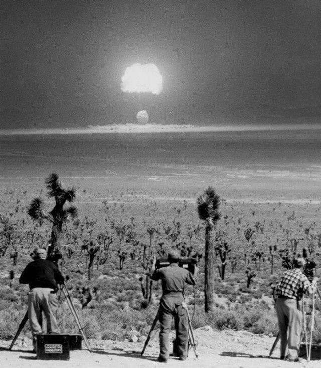 Испытания атомной бомбы. Невада, 1955 год.