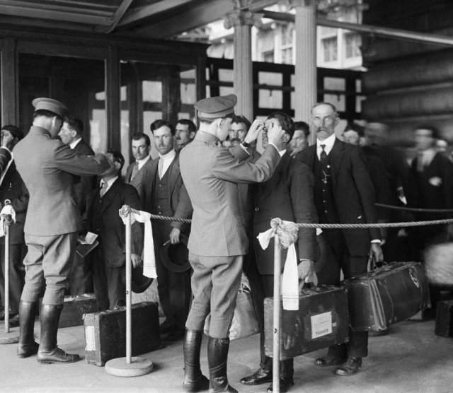 Проверка прибывших иммигрантов, Нью-Йорк, 1920-е гг.