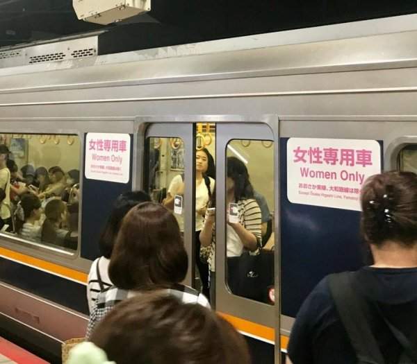 В метро есть вагоны только для женщин