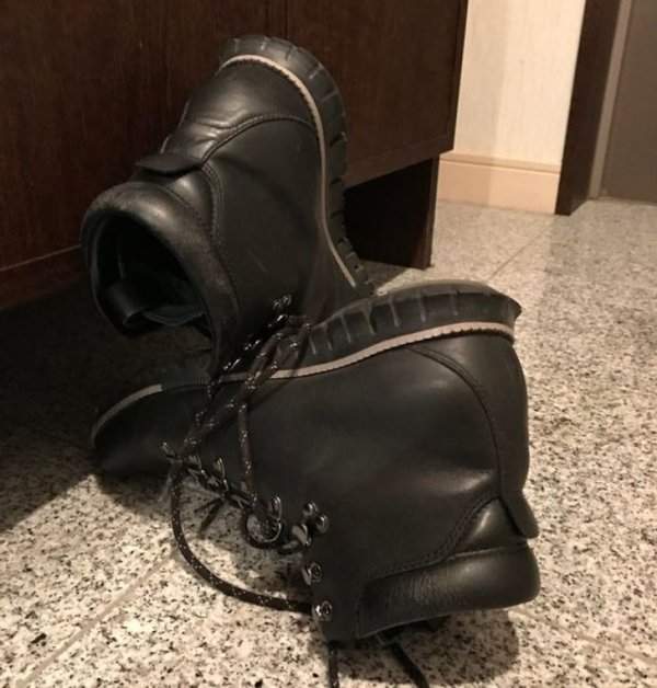 Так грузчики поставили свою обувь, чтобы не запачкать пол в квартире