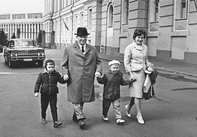 Никита Хрущёв с внуками и невесткой на прогулке. СССР. 1960-е