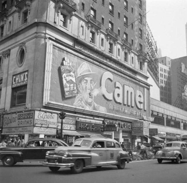 Рекламный щит Camel, разработанный Дугласом Ли, выдувал 1,5 метровое кольцо дыма каждые пять секунд. Нью-Йорк, отель “Clardige” на Таймс-сквер (1941-1966).