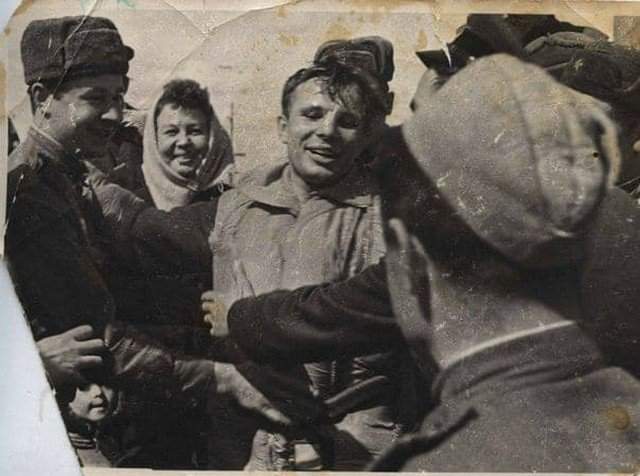 Пepвые минуты поcлe возвращения Юрия Гагaрина на Землю, 12 апреля 1961 года