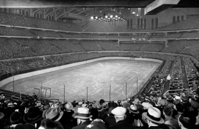Зрители стадиона в Чикаго ожидают игру в хоккей. США, 1930-е